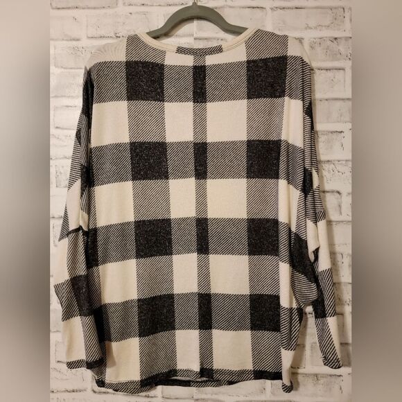 Maurices 24/7 brand. Black and White with bat wing 3/4 sleeve sweater. Size M - Picture 4 of 7